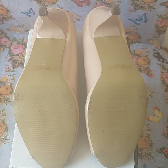 Lasonia Peeptoe Cream Heel Patent Leather - Picture 3 of 3